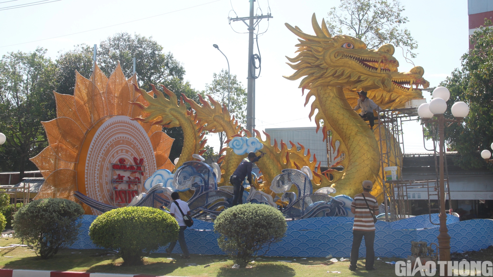 Bạc Liêu: Rộn ràng trang hoàng đường phố, trang trí tiểu cảnh linh vật rồng lạ mắt- Ảnh 11.