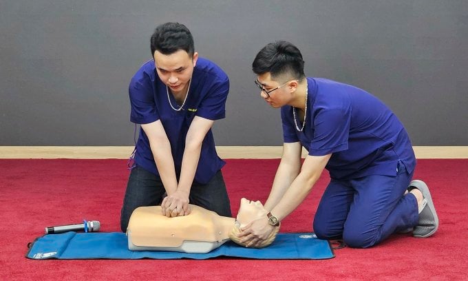 Các bác sĩ hướng dẫn hồi sinh tim phổi cho bệnh nhân. Ảnh: Thành Dương