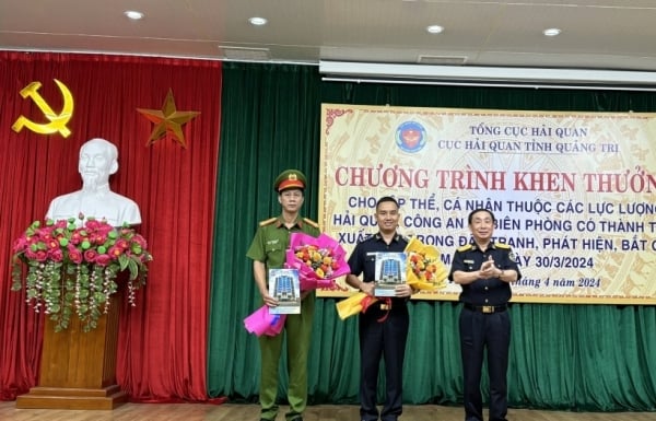 Recompensan a las fuerzas que coordinaron la destrucción de un contenedor de metanfetamina de 100 kg en Quang Tri