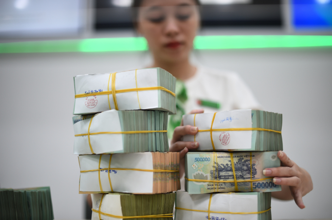 Transaction at a bank in Ho Chi Minh City. Photo: Thanh Tung