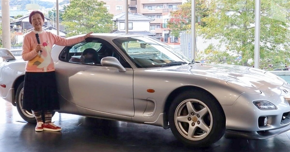 Una mujer japonesa entrega su licencia de conducir y devuelve su auto en su 80 cumpleaños