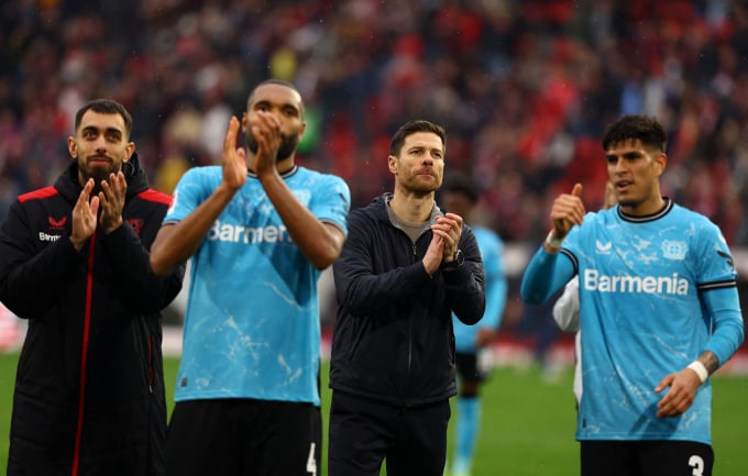 Trainer Xabi Alonso (zweiter von rechts) und die Leverkusener Spieler bedanken sich beim Publikum nach dem 3:2-Sieg gegen Freiburg am 26. Spieltag der Bundesliga am 17. März. Foto: Reuters