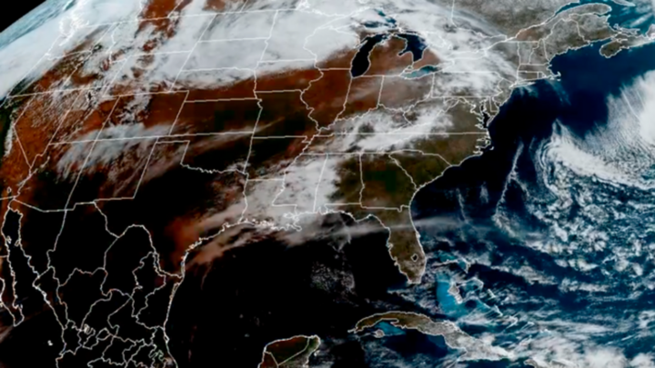 Bóng tối do Mặt trăng tạo ra được vệ tinh ghi lại. (Ảnh: NOAA).