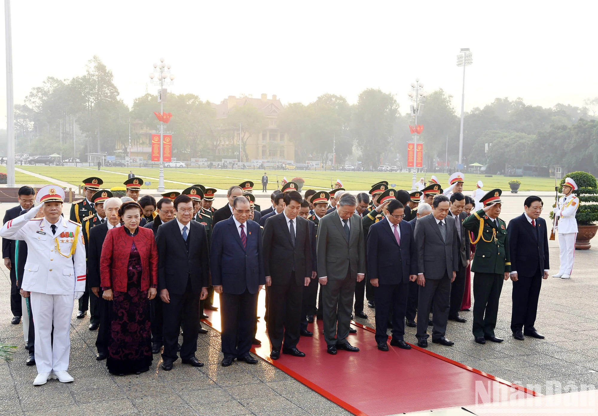 [Foto] Dirigentes del Partido y del Estado y exdirigentes visitan el Mausoleo del Presidente Ho Chi Minh foto 2