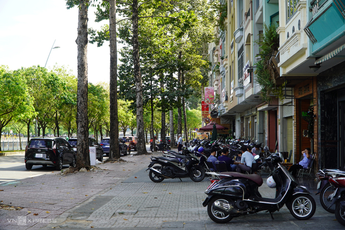 Trottoir de la rue Hoang Sa, quartier Da Kao, arrondissement 1 - l'une des zones locales prévues pour aménager temporairement une partie pour les affaires et le commerce, décembre 2023. Photo : Gia Minh