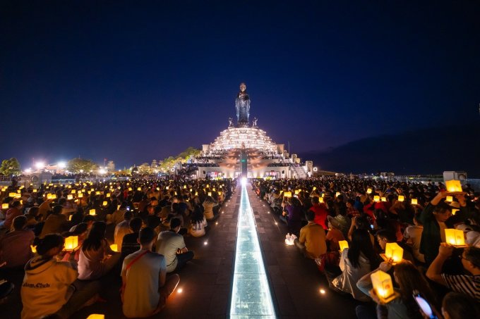 Lantern offering ceremony at Ba Den mountain. Photo: SW