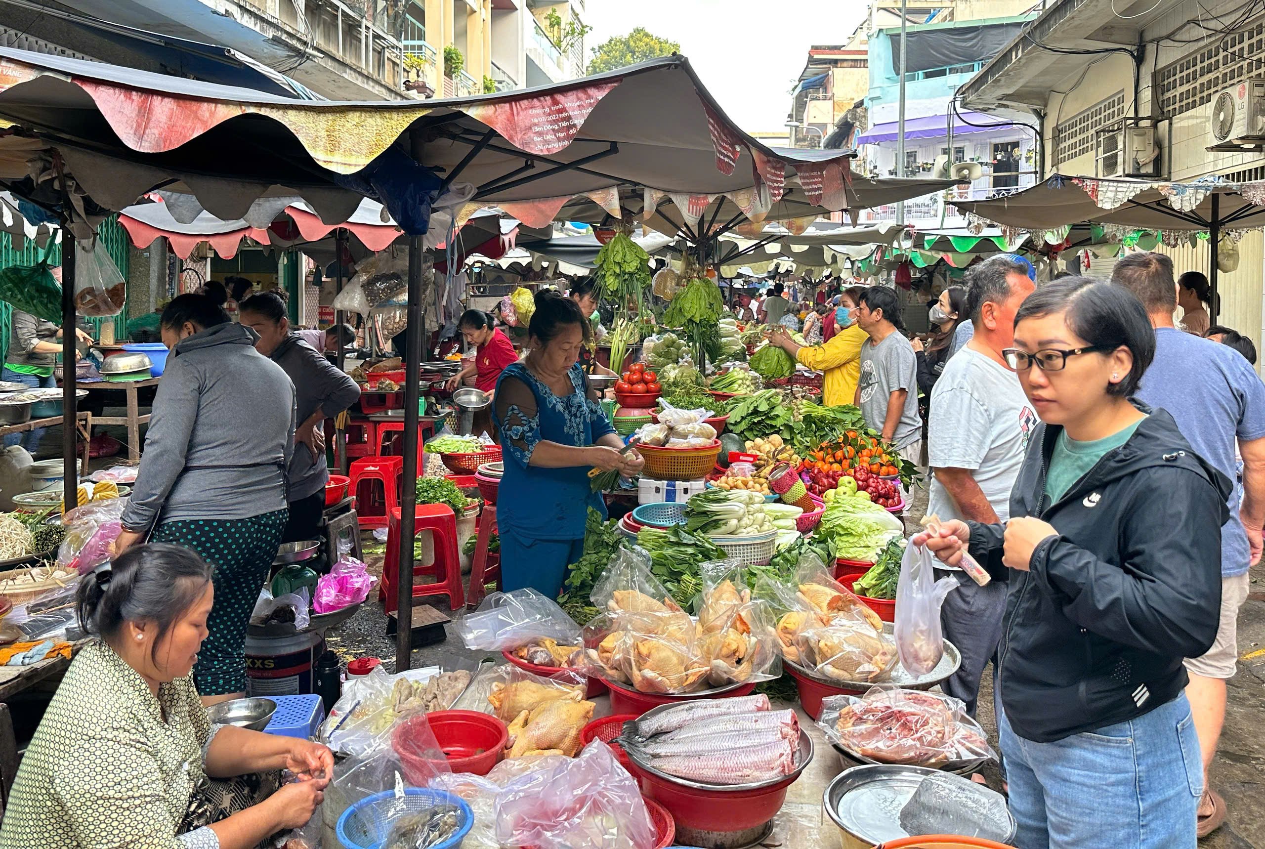 Vì sao sáng nay nhiều người đổi nghề... bán chè trôi nước ở Chợ Lớn, khách vây kín?- Ảnh 2.