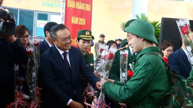 Chairman of the City People's Committee Tran Sy Thanh encouraged new recruits to join the army.