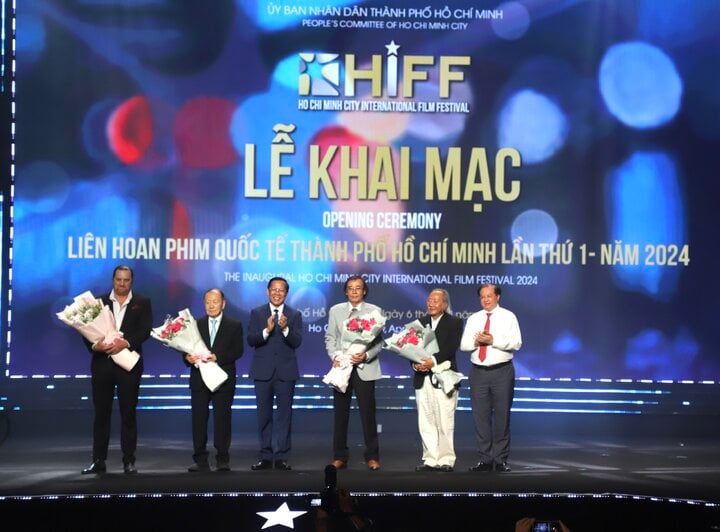 Chairman of Ho Chi Minh City People's Committee Phan Van Mai and Deputy Minister of Culture, Sports and Tourism Ta Quang Dong presented flowers to advisors of Ho Chi Minh City International Film Festival.