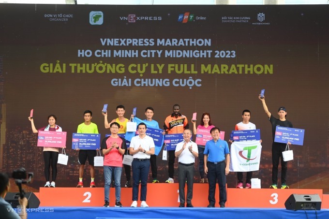 Corredor recibe premio en el Maratón VnExpress de Ho Chi Minh City Midnight 2023. Foto: VM