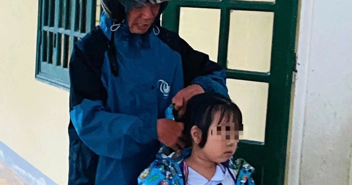 De nombreux parents des régions montagneuses de Ha Tinh se sont précipités à l'école pour récupérer leurs enfants afin d'échapper aux inondations.