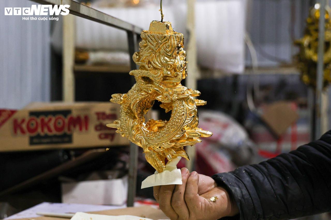 Primer plano de la mascota del dragón bañada en oro de 24k valorada en decenas de millones de dongs para dar la bienvenida al Año del Dragón - 13