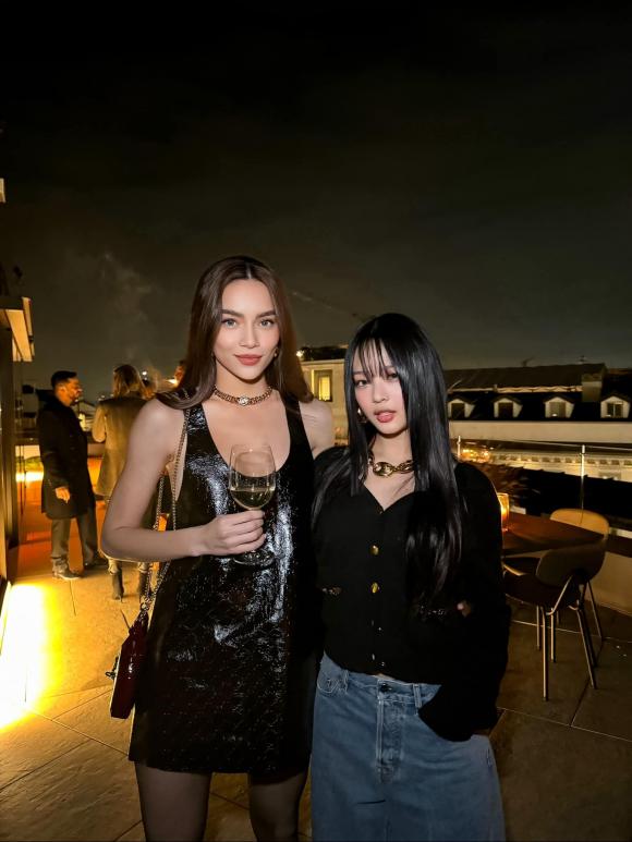 Ho Ngoc Ha takes a photo with Hanni. Photo: Character's Facebook