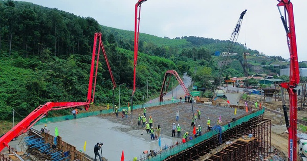 Coulage de la première travée à poutres alvéolées de la route côtière reliant le port de Lien Chieu