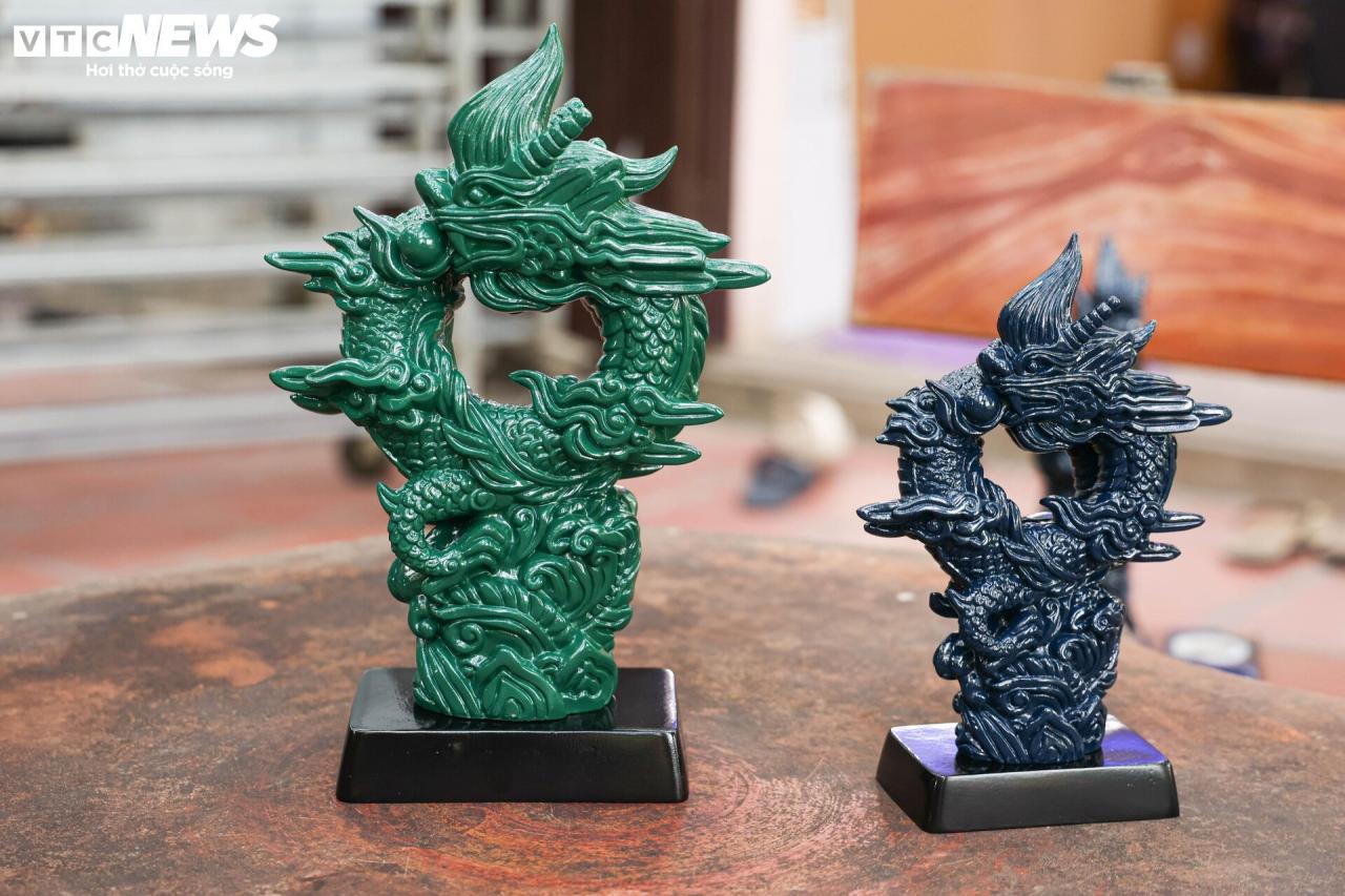 Primer plano de la mascota del dragón bañada en oro de 24k valorada en decenas de millones de dongs para dar la bienvenida al Año del Dragón - 1