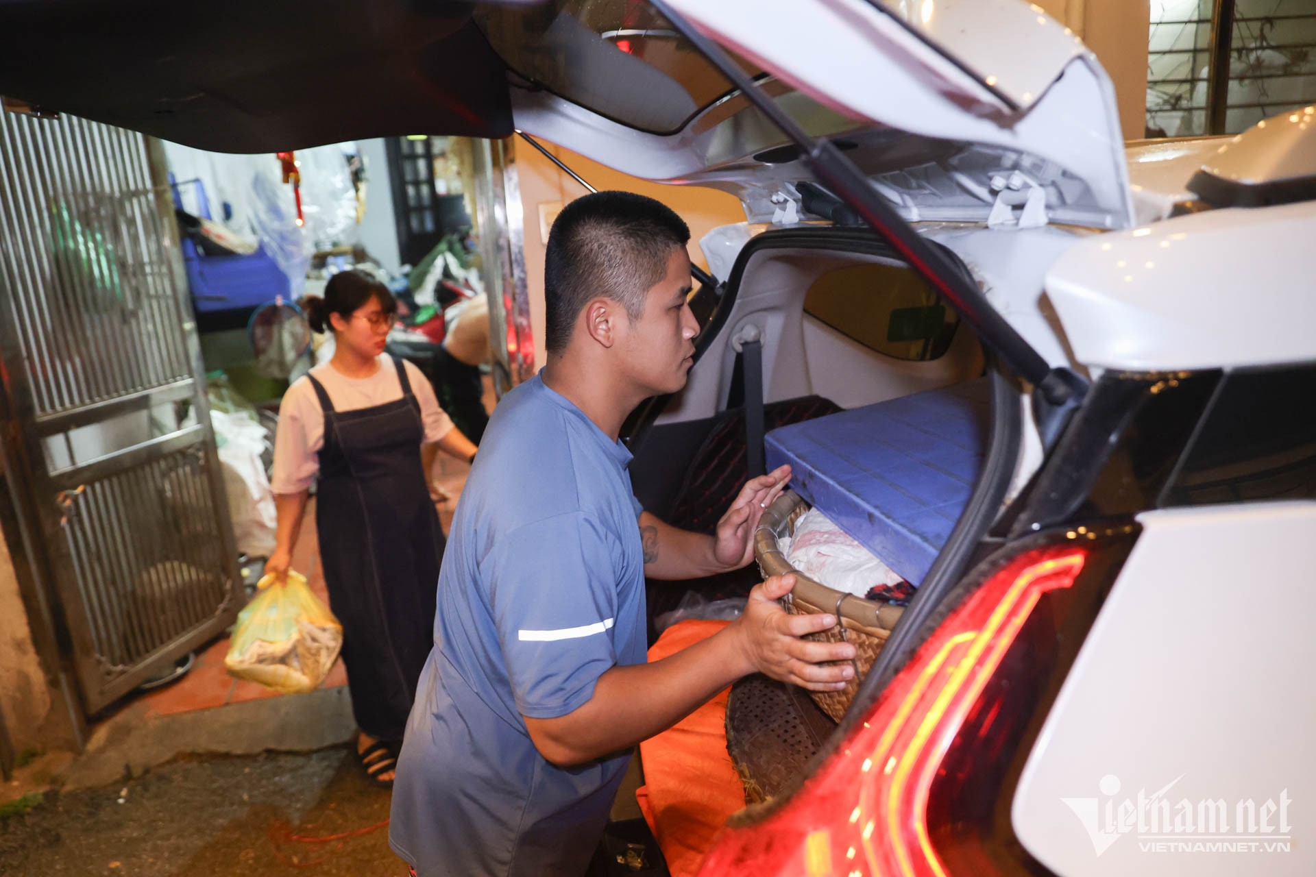 Behind the story of Phu Thuong residents driving cars to sell sticky rice on the sidewalk photo 6