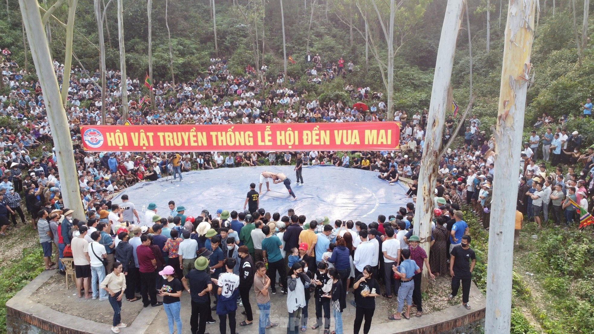 Des milliers de personnes ont rempli le pied de la montagne pour regarder les lutteurs montrer leur force photo 11