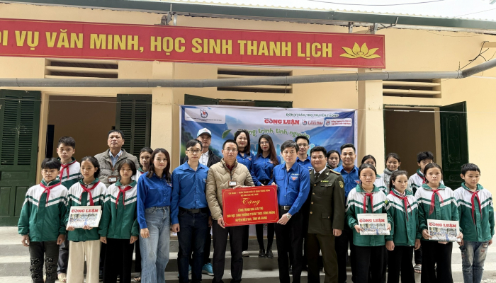 Branch 1 - Youth Union of the Central Office of the Vietnam Journalists Association accompanies children in mountainous areas to overcome difficulties