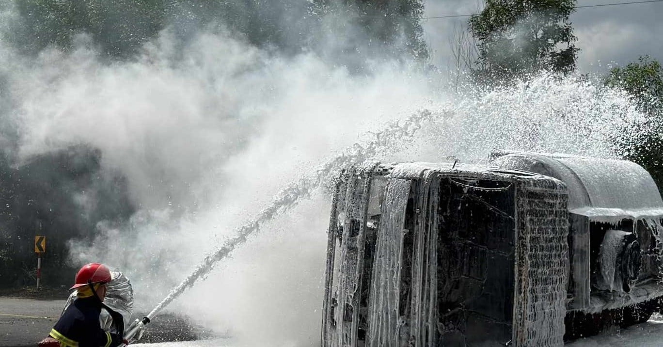 Tanker truck carrying more than 11,000 liters of gasoline caught fire in Dak Lak