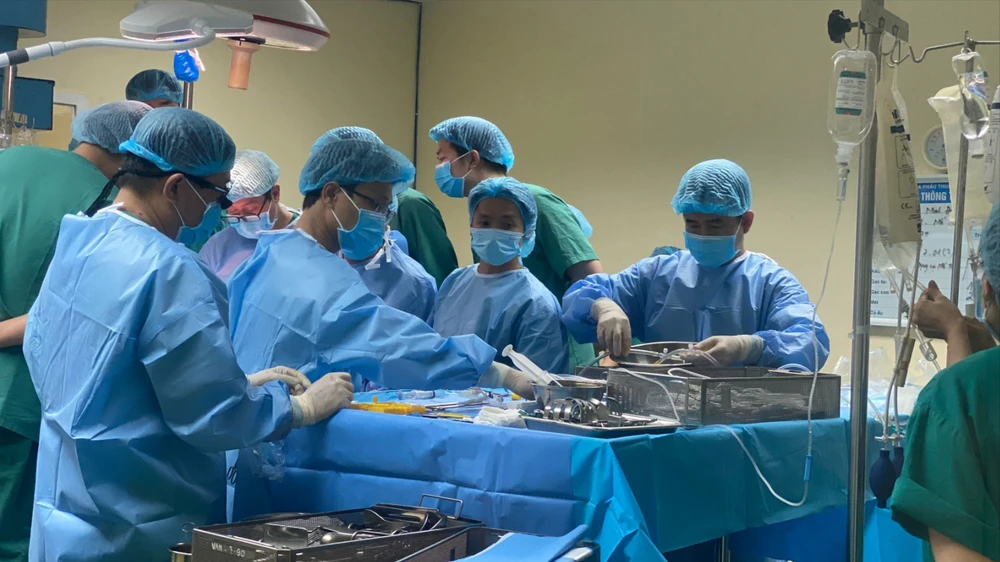 La primera extracción de órganos de un donante con muerte cerebral se realizó en el Hospital Uong Bi Vietnam-Suecia, Quang Ninh.