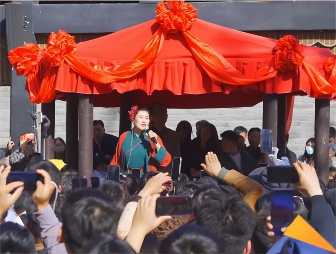 La Sra. Wang en un evento de emparejamiento en vivo en Kaifeng, el 28 de marzo de 2024.