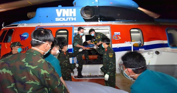 Des hélicoptères de sauvetage transportent des soldats de l'île d'An Bang vers le continent la nuit