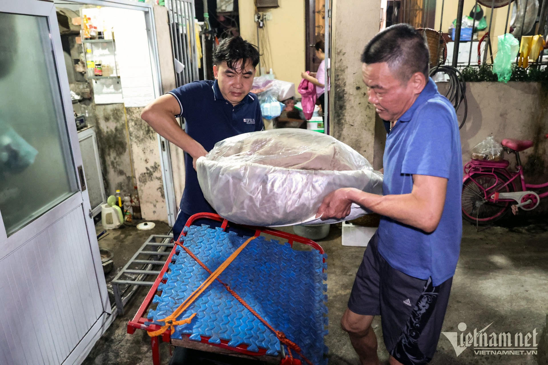 Behind the story of Phu Thuong residents driving cars to sell sticky rice on the sidewalk photo 7