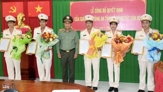 大佐級の警察官を多数、様々な役職に任命する。