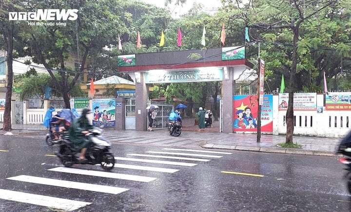 Le matin du 17 octobre, de nombreux parents de Da Nang ont bravé la pluie pour emmener leurs enfants à l'école, mais ont reçu un avis leur annonçant que l'école était fermée.