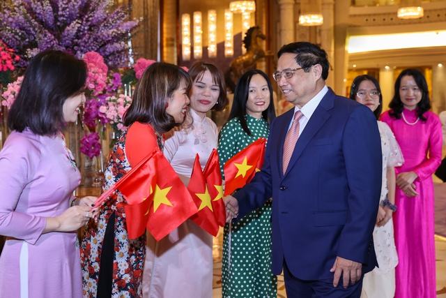 Officials, staff of the Embassy and overseas Vietnamese in Saudi Arabia welcome Prime Minister Pham Minh Chinh. Photo: VNA