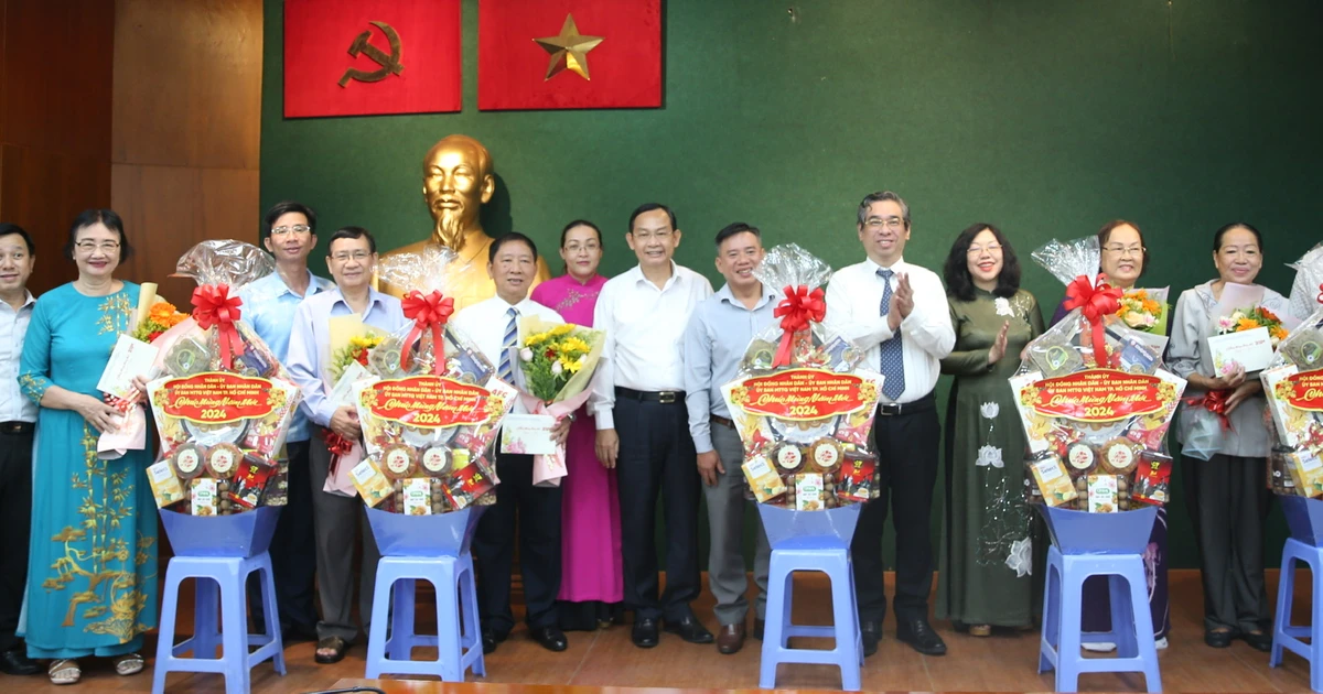 Le secrétaire adjoint du Comité du Parti de Ho Chi Minh-Ville, Nguyen Phuoc Loc, a rendu visite au secrétaire de la cellule du Parti du quartier exemplaire et lui a souhaité une bonne année