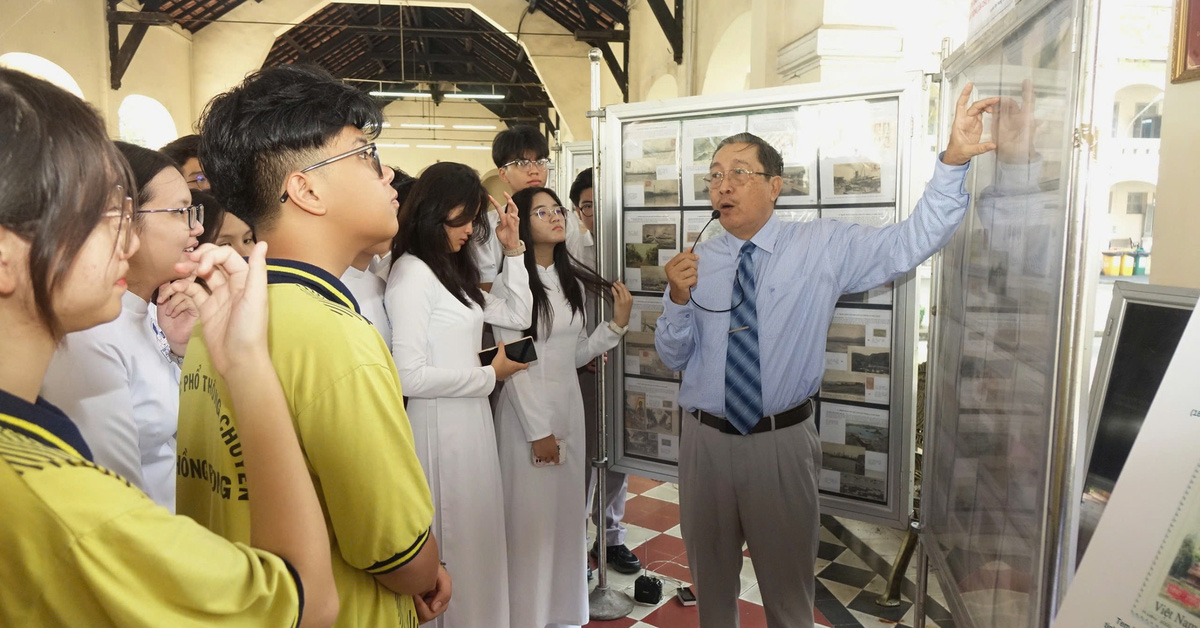 School exhibition of stamps about President Ho Chi Minh, students interact with the author of the stamp set