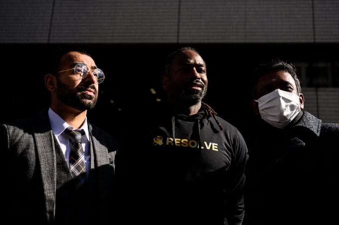 Von links nach rechts: Syed Zain, Maurice und Matthew vor dem Gericht in Tokio, Japan, am 29. Januar. Foto: AFP