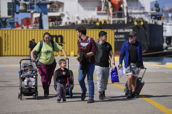 Ciudadanos estadounidenses abordan un barco de evacuación en el puerto de Haifa, Israel, el 16 de octubre. Foto: AP