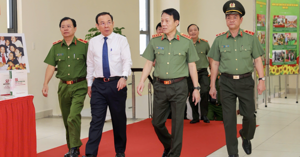 Minister Luong Tam Quang attends the conference to deploy the work of Ho Chi Minh City Police in 2025