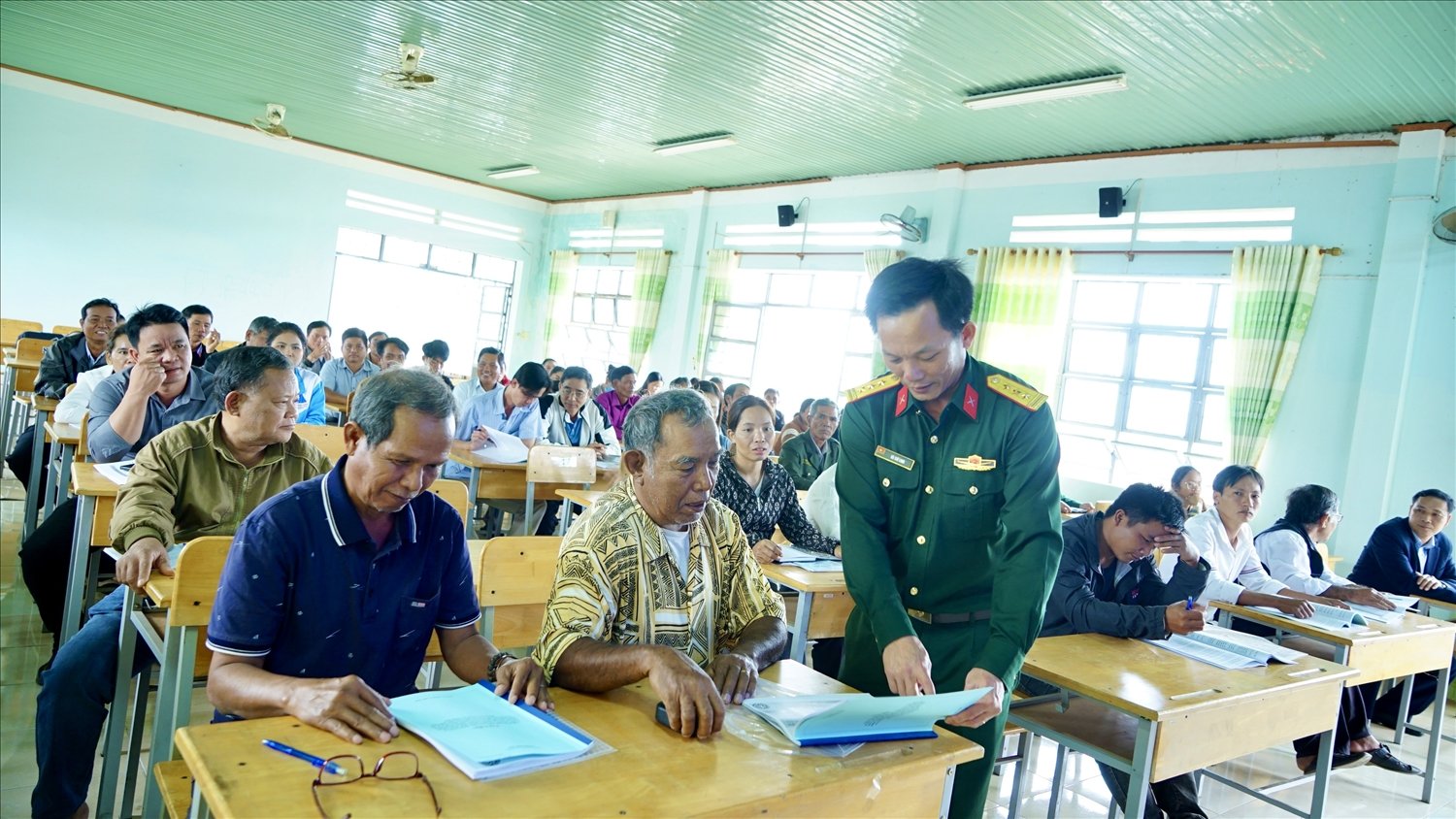 Các học viên được bổ sung kiến thức về Luật Quốc phòng và Luật Dân quân tự vệ