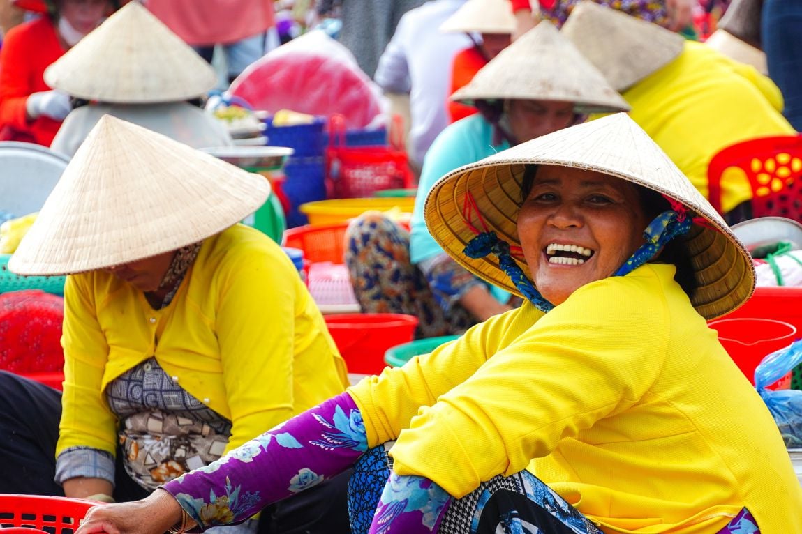 Las sonrisas de los vendedores ambulantes del mercado.