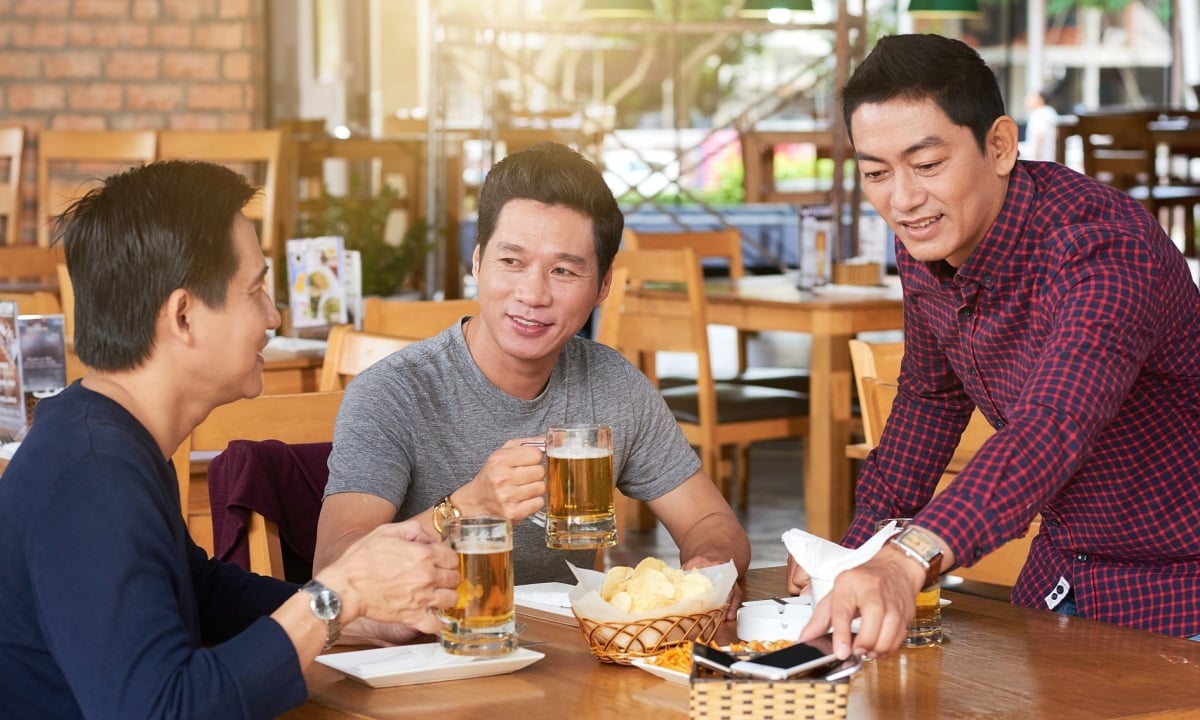 大量のアルコールを飲むときに肝臓を守る方法