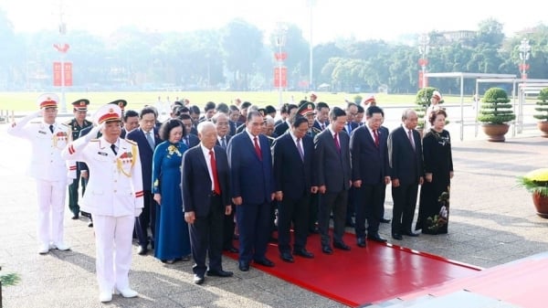 Partei- und Staatschefs besuchen am Nationalfeiertag, 2. September, das Mausoleum von Präsident Ho Chi Minh