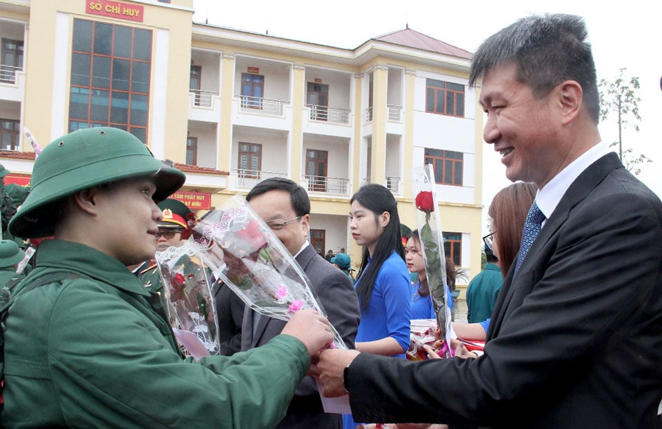 Chủ tịch UBND tỉnh Yên BáiTrần Huy Tuấn tặng hoa, động viên tân binh lên đường thực hiện nhiệm vụ nghĩa vụ quân sự.