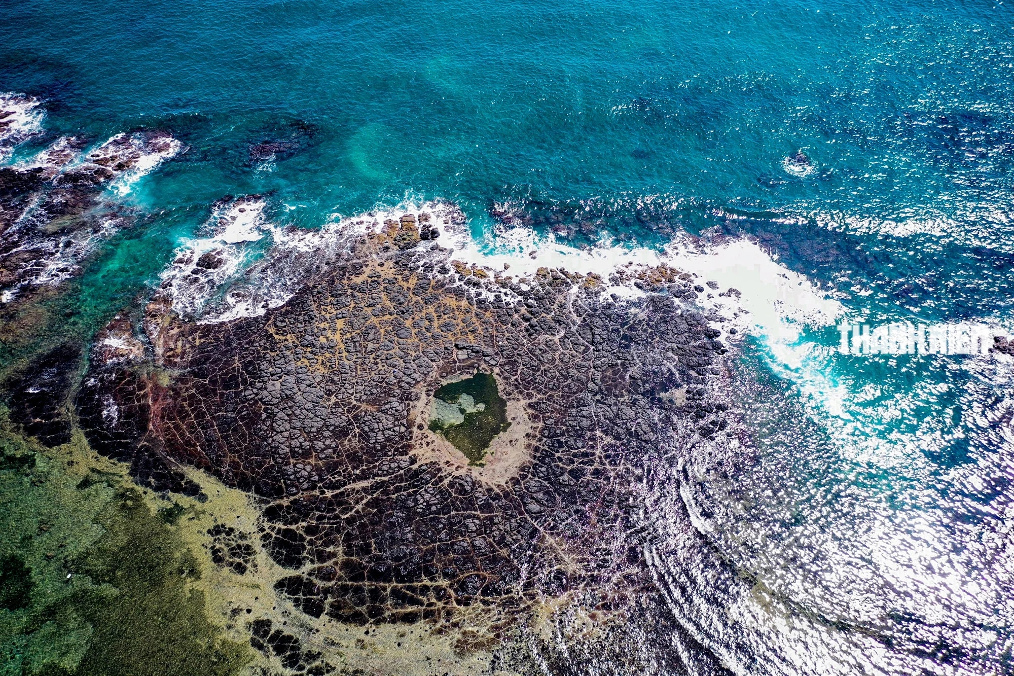 The mysterious beauty of the million-year-old crater on the coast of Quang Ngai