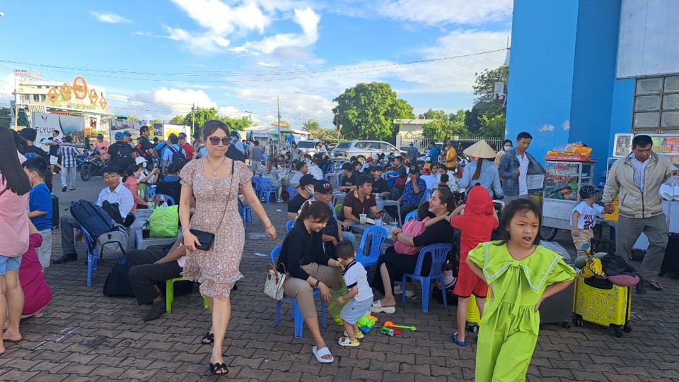 De nombreux touristes choisissent d'explorer Rich International en transport maritime plutôt qu'en avion, un moyen de transport coûteux (Photo de Huu Tuan)