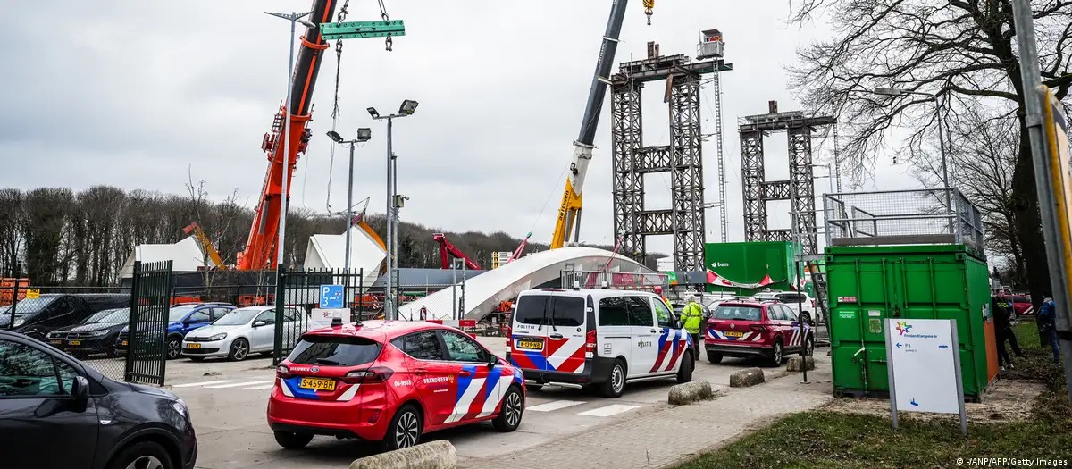 オランダの橋で2人が死亡（写真1）