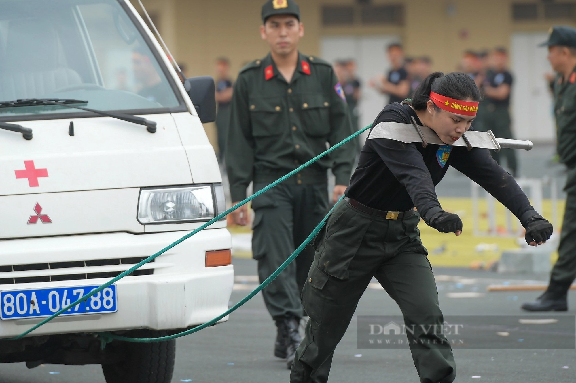 Ngắm dàn xe đặc chủng siêu khủng của CSCĐ và cảnh nữ chiến sĩ đặc nhiệm dùng dao đè cổ để kéo ôtô- Ảnh 14.