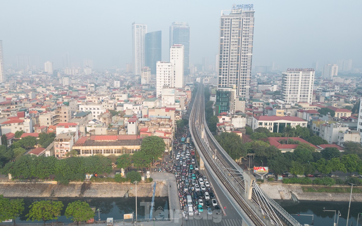 The sky is hazy, in Tay Ho recorded high air pollution level photo 13