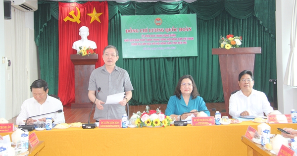 En travaillant à Ben Tre, le président de l'Union des agriculteurs vietnamiens, Luong Quoc Doan, a fait l'éloge du Club des agriculteurs milliardaires.