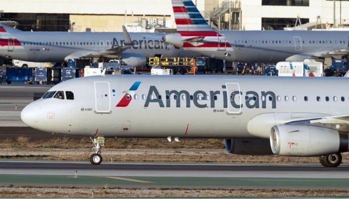 Самолет American Airlines совершил аварийную посадку, в результате чего пострадали 6 человек