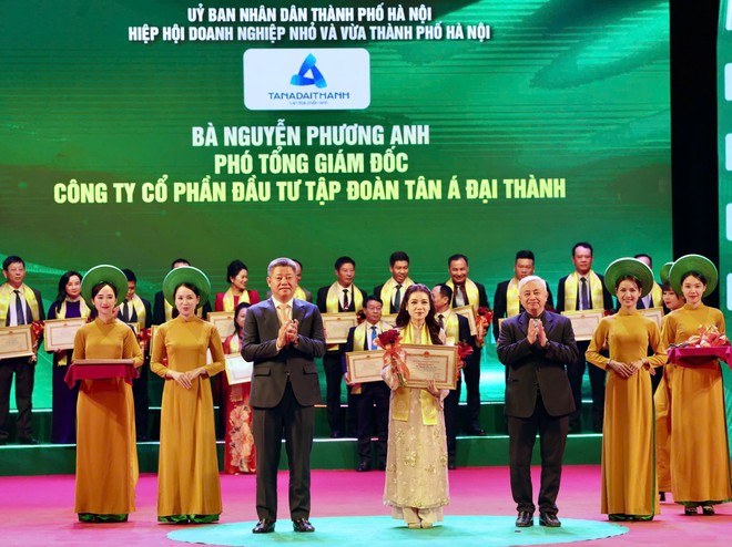 Bà Nguyễn Phương Anh - Phó TGĐ Tập đoàn Tân Á Đại Thành nhận Bằng khen của Chủ tịch UBND thành phố Hà Nội