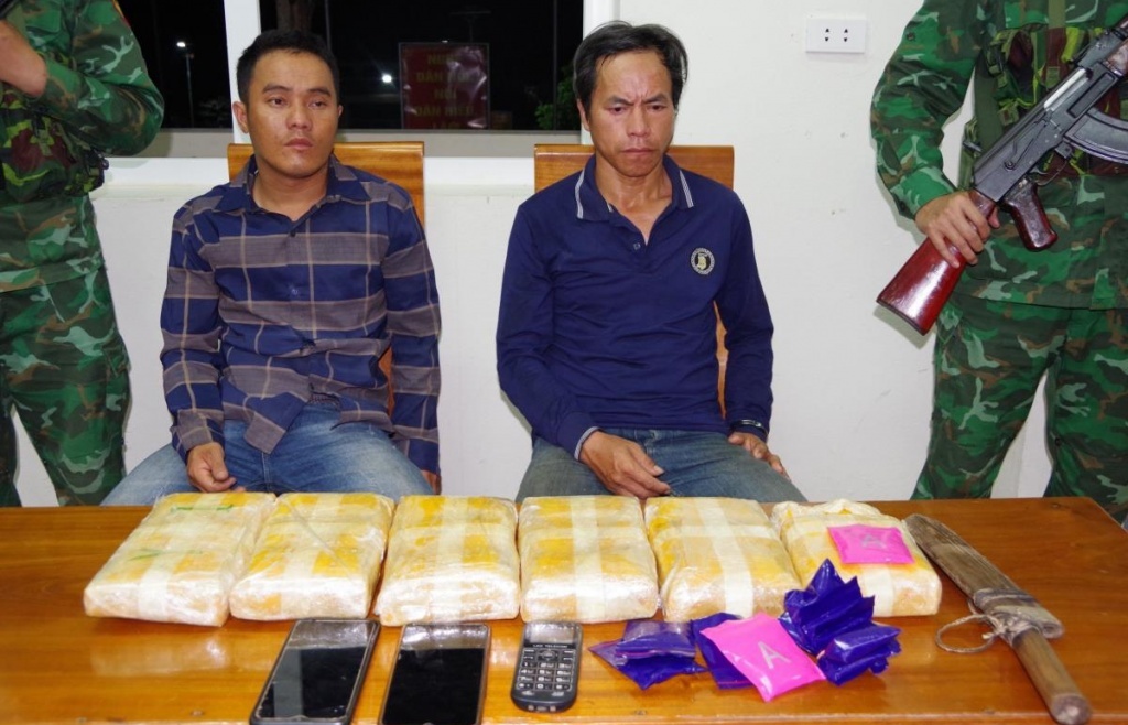 Décryptage d'une affaire, arrestation de deux personnes et saisie de 36 000 pilules de drogue synthétique à Nghe An