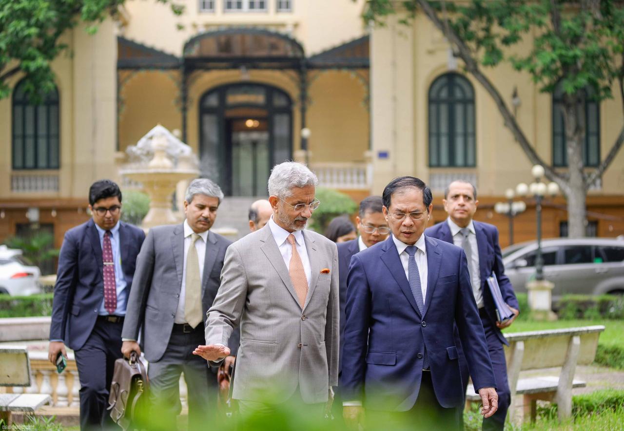 Bộ trưởng Ngoại giao Bùi Thanh Sơn đón Bộ trưởng Ngoại giao Ấn Độ S. Jaishankar Bộ trưởng Ngoại giao Bùi Thanh Sơn và Bộ trưởng Ngoại giao S. Jaishankar đồng chủ trì kỳ họp Ủy ban hỗn hợp Việt Nam-Ấn Độ
